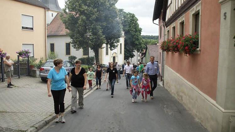 Theinheim hat sich herausgeputzt - nicht nur für den Wettbewerb "Unser Dorf hat Zukunft - Unser Dorf soll schöner werden". Beim Besuch der Bewertungskommission zeigten die Rauhenebracher ihren schönen Ort.