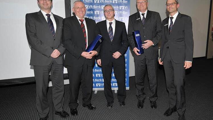 Marktbereichsleiter Jörg Winter (Mitte) begrüßt Christian Welß (l.) als neuen Firmen- und Gewerbekundenberater und verabschiedet die langjährigen Kundenberater Rainer Kern (2. v. l.) und Walter Wagner (2. v. r.). Der bisherige Geschäftsstellenleiter von Niederndorf, Michael Schmidt, leitet zukünftig den Schalterbereich in Herzogenaurach.