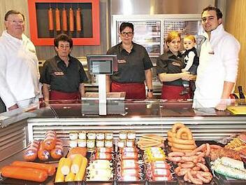 Die Metzgerei Wagner, seit vier Generationen ein Familienbetrieb im Herzen von Hausen, mit Seniorchef Metzgermeister Richard Wagner (von links), Sieglinde Wagner, Verkäuferin Alexandra Arold, Saskia Wagner mit Niklas und Metzgermeister Marcus Wagner.  Fotos: Mathias Erlwein