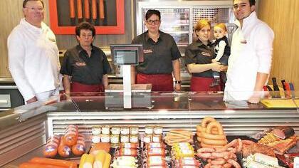 Die Metzgerei Wagner, seit vier Generationen ein Familienbetrieb im Herzen von Hausen, mit Seniorchef Metzgermeister Richard Wagner (von links), Sieglinde Wagner, Verkäuferin Alexandra Arold, Saskia Wagner mit Niklas und Metzgermeister Marcus Wagner.  Fotos: Mathias Erlwein