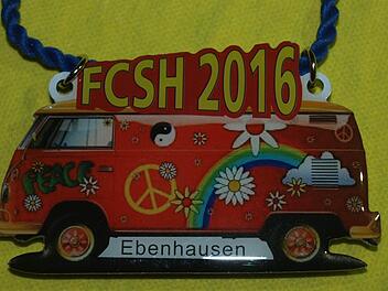Ein bunt gemalter VW-Bus ist der Sessionorden des FCSH 2016. Er wurde vom Prinzenpaar Jutta III. und Andreas I. entworfen. Foto: Stefan Geiger