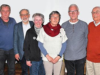 Peter Hina, Leo Pfennig, Marlies Albert, Anna Spor, Hartmut Hessel und Horst Kreutz wurden in ihren Vorstandsämtern bestätigt. Foto: Dieter Britz