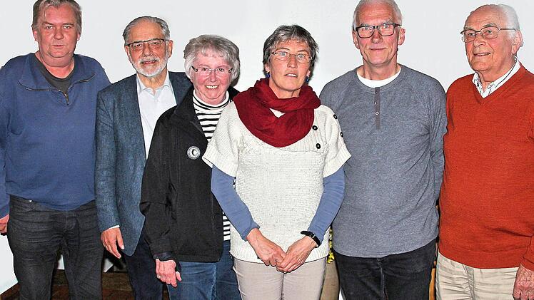 Peter Hina, Leo Pfennig, Marlies Albert, Anna Spor, Hartmut Hessel und Horst Kreutz wurden in ihren Vorstandsämtern bestätigt. Foto: Dieter Britz