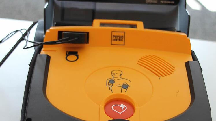 Wenn ein Defi in der Nähe ist, sollten ihn Ersthelfer zügig einsetzen.