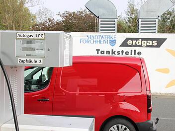 Für die Verbraucher ist die Erdgas-Tankstelle in Forchheim die teuerste weit und breit. Aber aus Sicht des Betreibers, der Stadtwerke Forchheim, ist die defizitär arbeitende Tankstelle vor allem ein Beitrag zum regionalen Klimaschutz.  Foto: Ekkehard Roepert