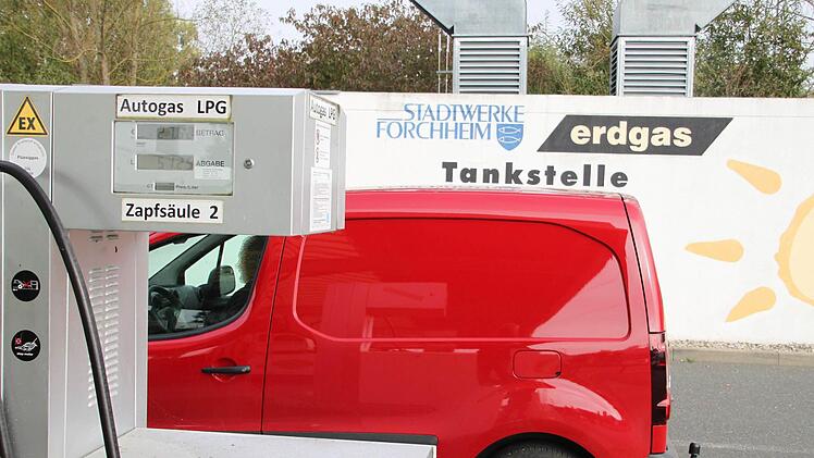 Für die Verbraucher ist die Erdgas-Tankstelle in Forchheim die teuerste weit und breit. Aber aus Sicht des Betreibers, der Stadtwerke Forchheim, ist die defizitär arbeitende Tankstelle vor allem ein Beitrag zum regionalen Klimaschutz.  Foto: Ekkehard Roepert