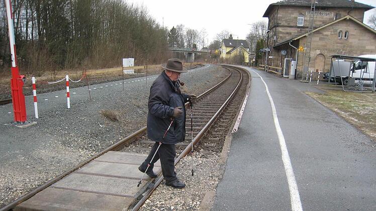 Bahnfahrer wie Martin Krauß wollen keine Brücke, sondern weiterhin einen barrierefreien Zugang.