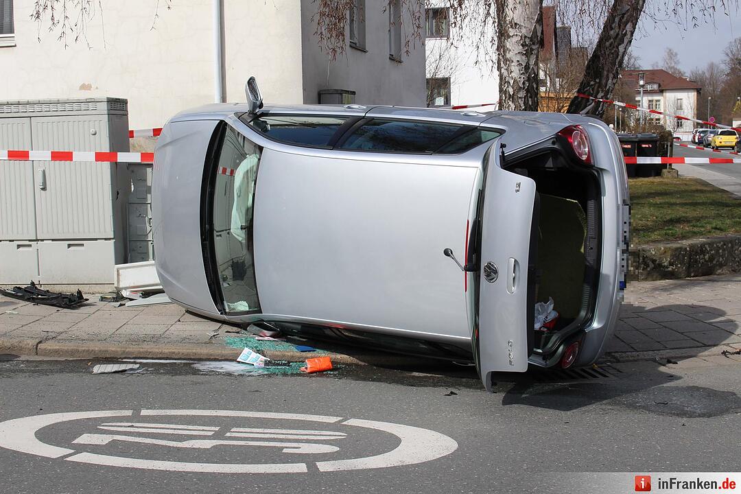 Beim Abbiegen kollidiert: Auto landet auf der Seite