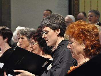 Mozart, Beethoven, Offenbach, oder Schubert wären sicher begeistert gewesen, wie die Kissinger Sängervereinigung, unter der Leitung von Hermann Freibott, am Klavier von Thomas Betzer begleitet, mit ihren Melodien die Zuhörer von den Stühlen riss. Foto: Peter Klopf