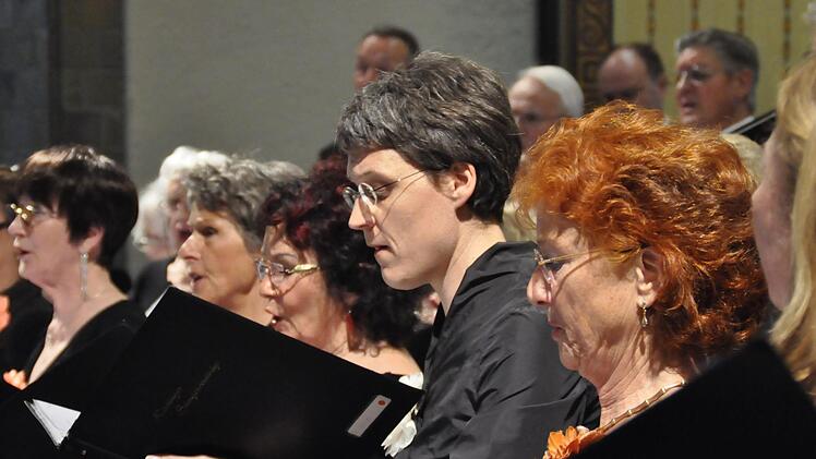 Mozart, Beethoven, Offenbach, oder Schubert wären sicher begeistert gewesen, wie die Kissinger Sängervereinigung, unter der Leitung von Hermann Freibott, am Klavier von Thomas Betzer begleitet, mit ihren Melodien die Zuhörer von den Stühlen riss. Foto: Peter Klopf