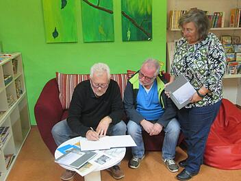 Armin Weidenthaler (links) signierte seinen, in der Stadtbibliothek vorgestellten Fotoband, für spontane Käufer.        Winfried Ehling