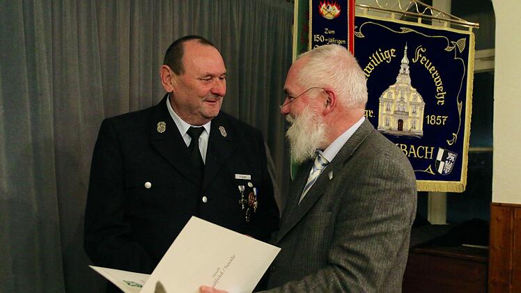 Der Saalfelder B&uuml;rgermeister Matthias Graul (rechts) verlieh   Benno Pieger  die Saalfelder Stadtmedaille. Foto: Adriane Lochner