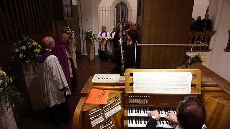 Das erste Anspiel der Orgel übernahm der erfahrene Senior des Organistenteams, Harald Matthes.  Foto: Tina Meier