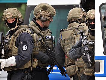 In Baden-W&uuml;rttemberg sind Sondereinheiten der Polizei (SEK) seit 2017 mit Handgranaten ausgestattet. Symbolbild: Hannibal / dpa / lbn