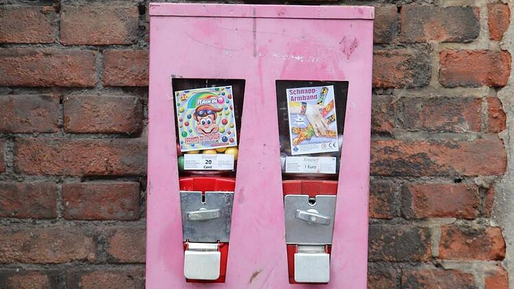 Im Herbst noch in Betrieb, jetzt in desolatem Zustand: Der Kaugummiautomat an der alten Mälzerei in der Pestalozzistraße.Foto: Katrin Geyer