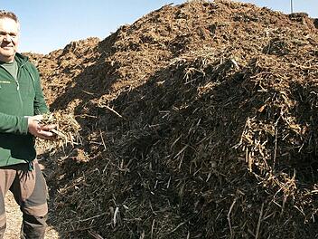 Rudolf Weber von der Grüngut-Service GbR vor einem Haufen gehäckselten Grünschnitts. Die Firma setzt künftig verstärkt auf Kompost.