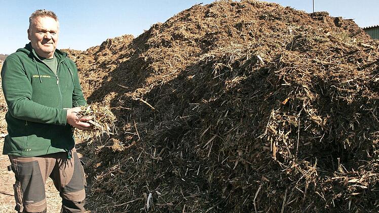 Rudolf Weber von der Gr&uuml;ngut-Service GbR vor einem Haufen geh&auml;ckselten Gr&uuml;nschnitts. Die Firma setzt k&uuml;nftig verst&auml;rkt auf Kompost.