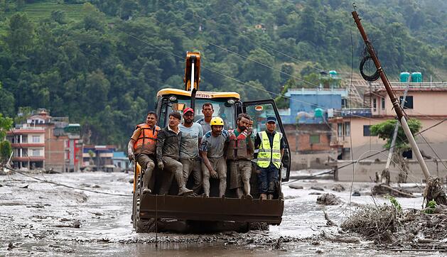 Sturzflut an Grenze zwischen China und Nepal