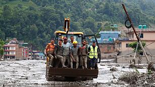 Sturzflut an Grenze zwischen China und Nepal
