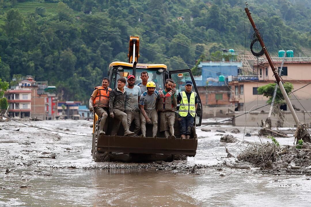 Sturzflut an Grenze zwischen China und Nepal