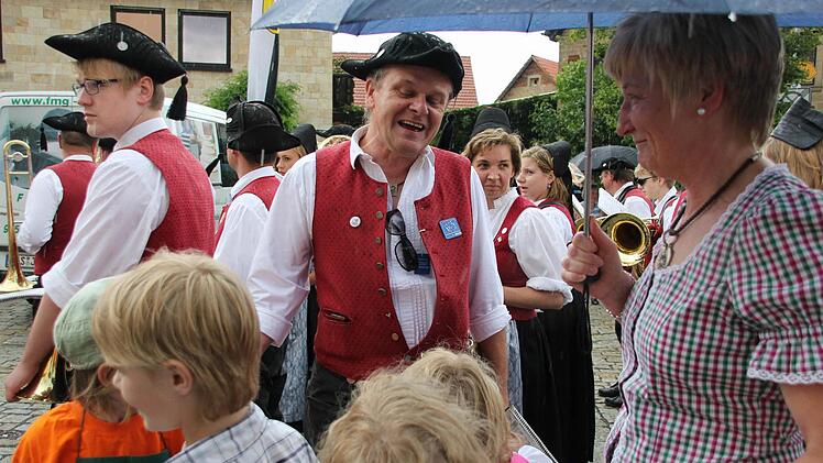 BOS-Musiker Mathias Mittrach fragt die Kindergartenkinder: "Und wer von euch hat was angestellt, dass wir hier so einen Regen haben?!" Natürlich finden die Pimpfe das höchst lustig und kringeln sich. Sie waren's nicht!
