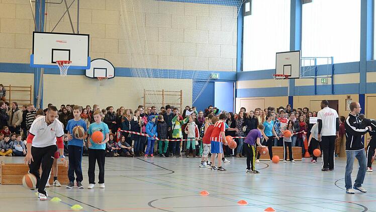 Auch viele Schüler anderer Klassen wollten sich dieses Highlight in der Bayernhalle nicht entgehen lassen.