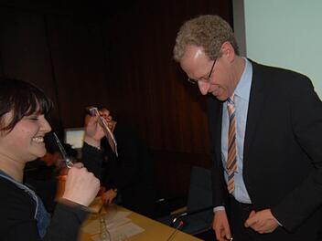 Stadträtin Sarah Litz strahlt, und der Herzogenauracher Bürgermeister German Hacker darf sich eine neue Krawatte kaufen.  Fotos: Bernhard Panzer