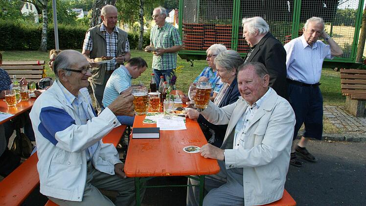 Genossen das Mesnertreffen in Weisbrunn: Hans Eichhorn (links) und Edmund Biermann, Mesner in St. Anna Neuschleichach und St. Laurentius Oberschleichach.