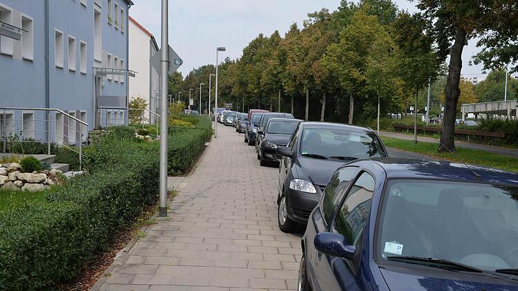 Parken am Heinrichsdamm: Hier wird sich wohl die Ausweisung von Parkplätzen auch ändern. Foto: Ronald Rinklef