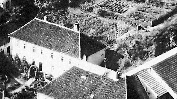 Diese historische Aufnahme zeigt das Areal des "Goldenen Löwen". Vorne in der Mitte ist das Dach der Gastwirtschaft zu sehen. Rechts steht eine Scheune, die einem Ärztehaus weichen soll. Links vom Wirtshaus steht das sogenannte Fischerhaus, in das wieder ein Gasthaus kommen soll. Repro: Gerhard Schmidt