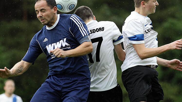 Kopfballduell zwischen dem Trailsdorfer Daniel Stenglein (l.) und Dominik Stapf; rechts Alexander Knauer  Foto: sportpress