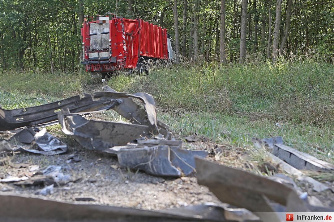 Auto kracht frontal in Lkw - 67-Jaehriger sofort tot
