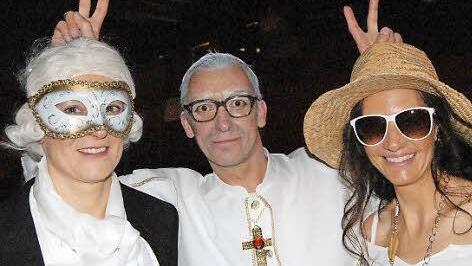 Auch der "Papst" gab seinen Segen dazu.