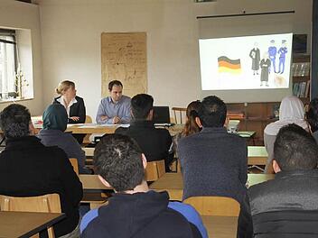 Gut 40 Flüchtlinge aus Syrien, Irak und Iran ließen sich über die Grundzüge des deutschen Rechtssystems unterrichten.  Foto: Andreas Schmitt