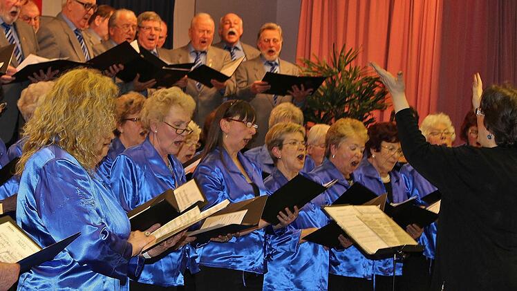 Andrea Metzler dirigiert den gemischten Chor.  Fotos: Werner Vogel