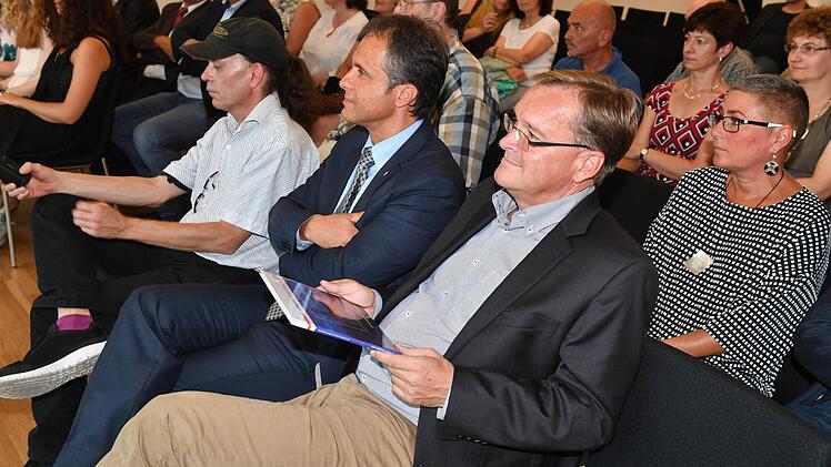 OB Andreas Starke (vorne) hat ebenso wie Bundestagsabgeordneter Andreas Schwarz ein Vorwort geschrieben. Foto: Ronald Rinklef