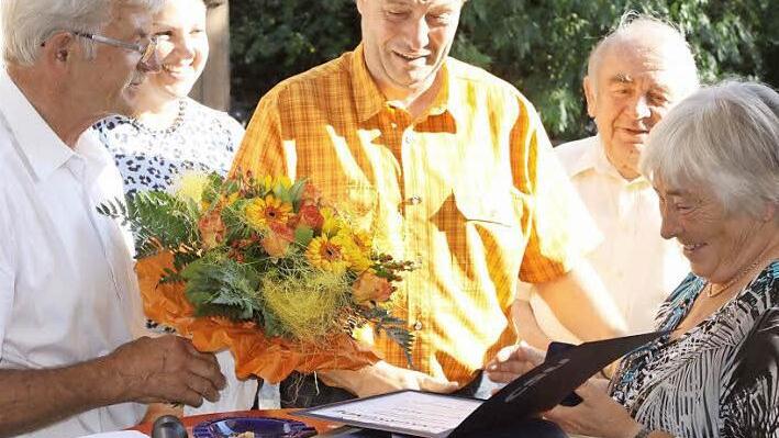 Manfred Schubert (links) und Klaus Löffler (M.) zeichneten Margot Müller mit der "bronzenen Raute" aus. Im Hintergrund (v. l.) Zweite Bürgermeisterin Angela Hofmann und Stadtrat Heinz Hausmann.  Foto: Michael Wunder
