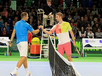 Gratulation am Netz: Florian Mayer übersprang in Eckental die erste Runde gegen Aldin Setkic. Heute fordert der Bayreuther im deutschen Duell den Karlsruher Yannik Hanfmann heraus.  Foto: Bertram Wagner