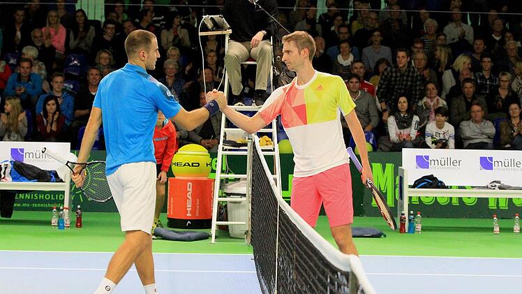 Gratulation am Netz: Florian Mayer übersprang in Eckental die erste Runde gegen Aldin Setkic. Heute fordert der Bayreuther im deutschen Duell den Karlsruher Yannik Hanfmann heraus.  Foto: Bertram Wagner