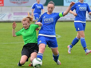 ASV Weisendorf - SpVgg Reuth. Die Gastgeberinnen um Spielführerin Vivien Flierl bekamen zwar Starthilfe in Form eines Eigentors, gewannen aber noch souverän mit 5:0.  Foto: Picturedreams