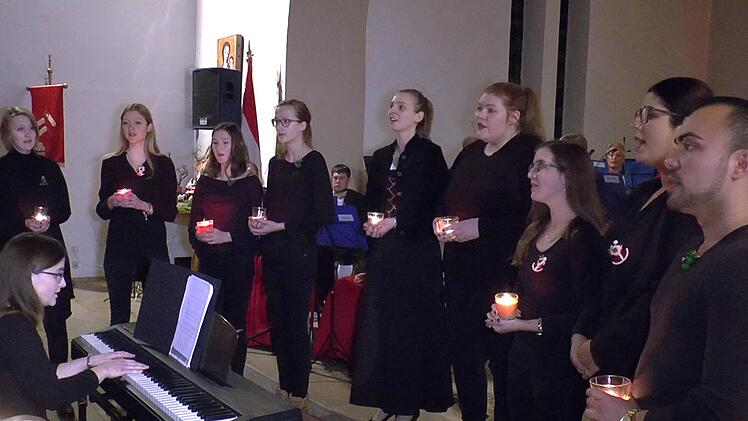 Der Zeiler Jugendchor "Kapala Red" mit seiner Leiterin Anja Jäger am Keyboard präsentierte den Zuschauern fröhliche und besinnliche Lieder.Christian Licha