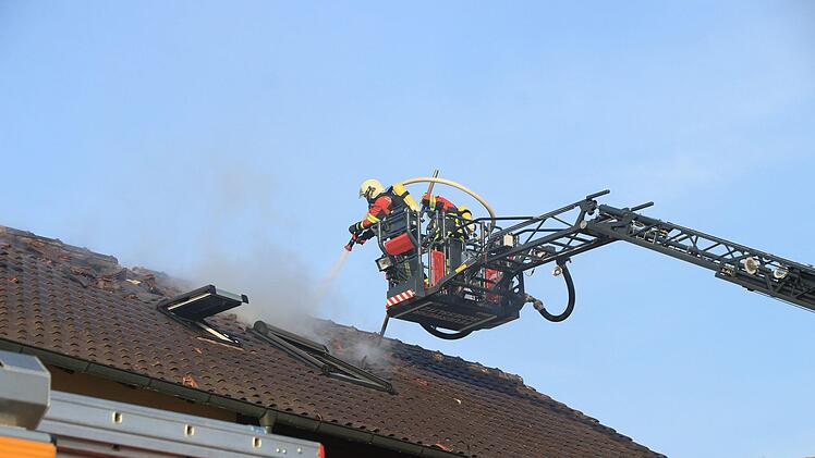 Am Dienstagnachmittag ist in Memmelsdorf ein Dachstuhl in Brand geraten. Foto: NEWS5 / Merzbach