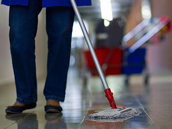 Vor allem Frauen müssen aus familiären Gründen oft zwei Jobs annehmen. Foto: Jens Büttne/dpa