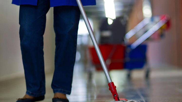 Vor allem Frauen müssen aus familiären Gründen oft zwei Jobs annehmen. Foto: Jens Büttne/dpa