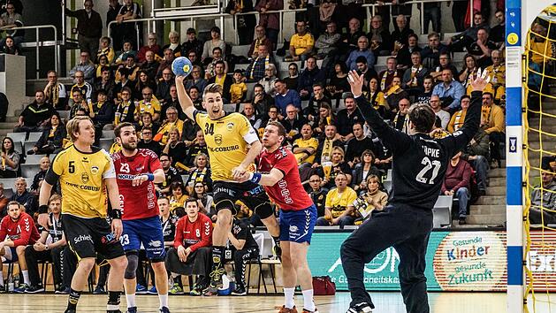 Die Schweden Tobias Varvne (beim Wurf) und Markus Hagelin (links) harmonieren nicht nur auf dem Spielfeld bestens.  Foto: Hagen Lehmann