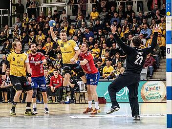 Die Schweden Tobias Varvne (beim Wurf) und Markus Hagelin (links) harmonieren nicht nur auf dem Spielfeld bestens.  Foto: Hagen Lehmann