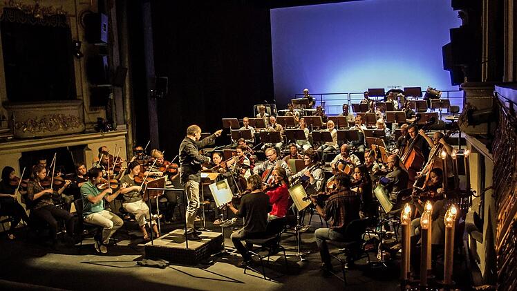 Roland Kluttig dirigierte Mendelssohns 3. Sinfonie beim Concertino im Landestheater.Foto: Jochen Berger