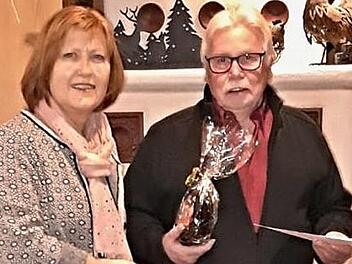 Vorsitzende Birgit Finzel würdigte den Jubilar Walter Prediger.  Foto: hw