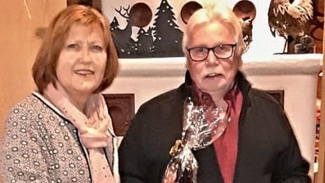 Vorsitzende Birgit Finzel würdigte den Jubilar Walter Prediger.  Foto: hw
