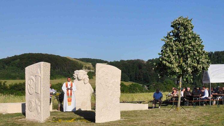 An der Einweihungsfeier der Bildstockanlage oberhalb Oberlangheims, musikalisch von der Uetzinger Blasmusik umrahmt, nahmen rund 100 Gäste teil. Foto: Mathias H. Walther